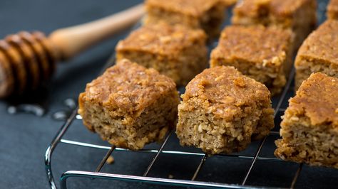 Use this protein flapjacks recipe to take your post-gym snack to the next level Healthy Flapjack, Peanut Butter Breakfast Bar, Protein Flapjacks, Peanut Butter Breakfast, Flapjack Recipe, Protein Baking, Healthy Protein Snacks, Protein Bar Recipes, Healthy Peanut Butter