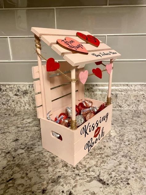 Romantic Valentines Day Ideas, Diy Valentine's Day Decorations, Valentine Day Boxes, Diy Valentines Decorations, Diy Valentines Crafts, Diy Dollar Store Crafts, Valentines Gifts For Boyfriend, Cadeau Diy, Diy Valentines Gifts