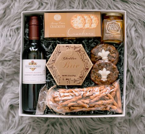 Kendall Jackson Gift Box Cheese And Cracker Gift Basket Ideas, Red Wine Gift Ideas, Wine Box Ideas Gift, Red Wine Gift Basket, Comfort Basket, Referral Ideas, Diy Wine Gift Baskets, Cheese Pretzels, Wine Gift Box Ideas