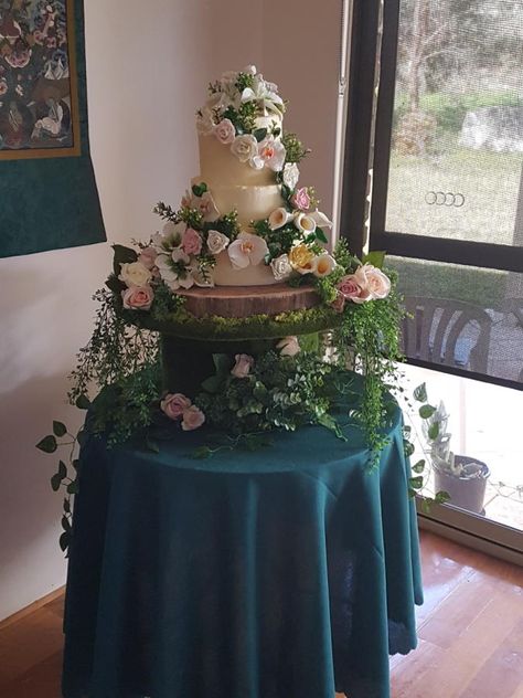 Forest Quinceanera Theme Cake, Quinceanera Emerald Green Cake, Enchanted Forest Sweet 16 Cake, Enchanted Forest Quince Cake, Enchanted Theme Cake, Quince Enchanted Forest Theme Cake, Enchanted Forest Cakes, Enchanted Forest Cake Table, Enchanted Forest Theme Cake