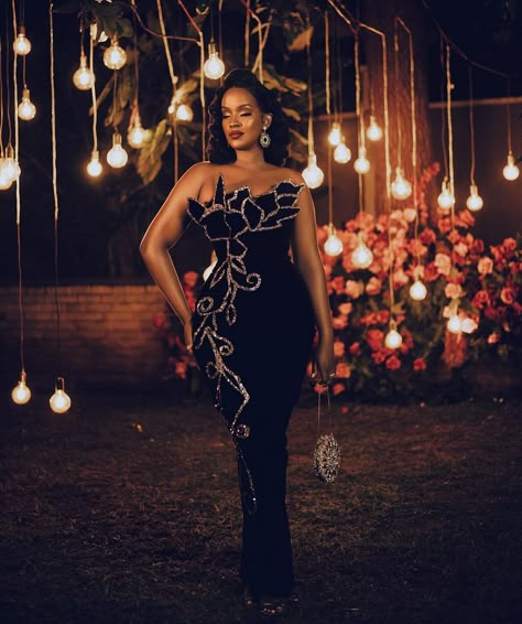 Wedding Dinner Dress Guest, Elegant Dress Photoshoot Black Women, Luxury Black Elegant Corset Dress, Gold Dress Photoshoot Black Women, 30th Birthday Outfit Ideas For Women, Bridal Maid Dress, Wedding Dinner Dress, Valentine Shoot, Kourtney Kardashian Met Gala 2022