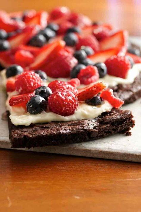 Gluten-Free Brownie and Berries Dessert Pizza Berries Dessert, Bbq Dessert, Dessert Pizza Recipes, Pizza Dessert, Fruit Pizza Recipe, Betty Draper, Berry Dessert, Brownie Desserts, Play Kitchens