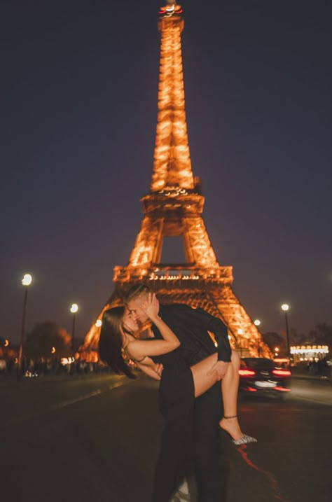 Paris Couple Aesthetic, Paris Picture Ideas, Lovers In Paris, Paris Trip Planning, Paris Engagement Photos, Paris Photo Ideas, Paris Honeymoon, Paris Couple, Foto Top