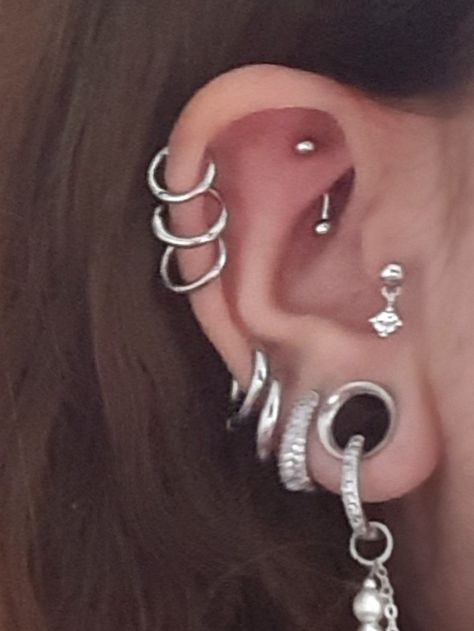 Multiple ear piercing Edgy Ear Piercings Aesthetic, Ear Piercing Tragus, Triple Helix, Pretty Piercings, Ear Piercings Tragus, Multiple Ear Piercing, Cool Ear Piercings, Pretty Ear Piercings, Piercing Tragus