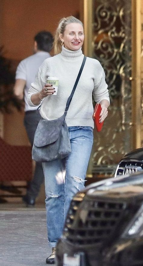 Cameron Diaz Street Style Cameron Diaz Outfits, Cameron Diaz Street Style, Cameron Diaz Style, Bad Teacher, Cream Turtleneck, White Turtleneck Sweater, Jeans Outfit Fall, Female Inspiration, Outfit 90s