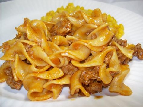 EASY BEEF GOULOSH: 1 lb ground beef 3 cups egg noodles 2 cups water 8 ounces tomato sauce 1 (1 ounce) envelope Lipton Onion Soup Mix Beef Goulash, Ground Beef Stroganoff, Freezer Meal Planning, Goulash Recipes, Homemade Hamburgers, Hamburger Helper, Dinner With Ground Beef, Freezer Meal, Think Food