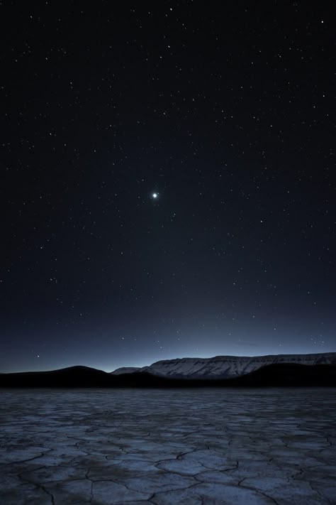 Alvord Desert, Oregon Desert At Night Aesthetic, Distopian Backgrounds, Night Desert Aesthetic, Night Time Desert, Saudi Desert, Desert Night Sky, Desert Project, Desert At Night, Rodeo Art