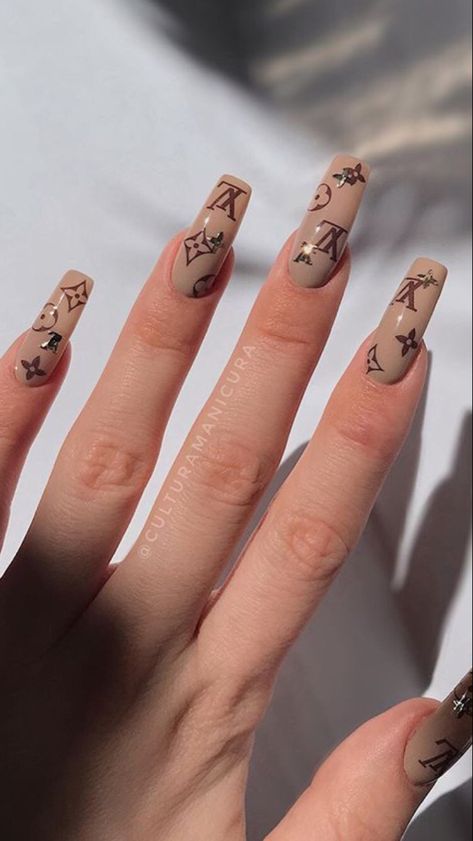 Word Nail Designs, Nails Luis Viton, Luis Viton Nails, Uñas Louis Vuitton, Luxurious Nails, Chanel Nails Design, Glowy Makeup Look, Louis Vuitton Nails, Secret Nails