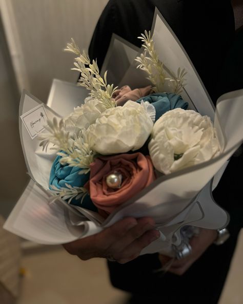 “By popular demand, we’ve created a special Hijab Bouquet at Bloomerangs! 🌸✨ Customize your hijabs in the colors of your choice, with the option to add beautiful accessories for that extra personal touch. A unique gift, thoughtfully designed for any occasion! 💐💖” [ Gifts, flowers, hijab, small business, fresh flowers] Hijab Bouquet, Beautiful Accessories, Gifting Ideas, Fresh Flowers, Personal Touch, Unique Gifts, Small Business, Flowers, Gifts