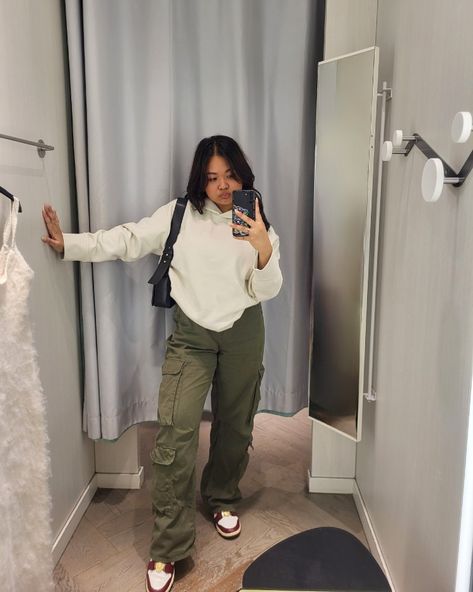 Green cargo with hoodie outfit Cargo Pants With Sweatshirt, Cargo And Hoodie Outfit, Hoodie Cargo Pants Outfit, Sweatshirt And Cargo Pants Outfit, Green Cargo Outfit, How To Style Hoodies, Outfit With Hoodie, Bershka Outfit, Hoodie Zara