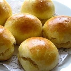 Blue Ribbon Overnight Rolls | "I baked these for Thanksgiving and everyone including myself loved them. They were light and very tasty, slightly sweet and buttery." Overnight Rolls, Yeast Dinner Rolls, No Yeast Dinner Rolls, Blue Ribbon Recipes, Easter Menu, Breaking Bread, Easy Rolls, Homemade Dinner Rolls, Dinner Rolls Recipe