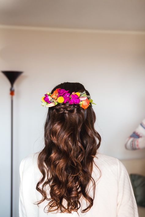 Hairstyle Bride colorful flower headpiece hair by @josephinag Photo: ampersand Studio Tropical Wedding Hairstyles For Long Hair, Mexican Hair Flowers, Mexican Bride Hairstyle, Wedding Floral Hair Piece, Mexican Wedding Hairstyles, Latina Aesthetic Hair, Hairstyle Bride, Mexican Hairstyles, Bridal Hair Down