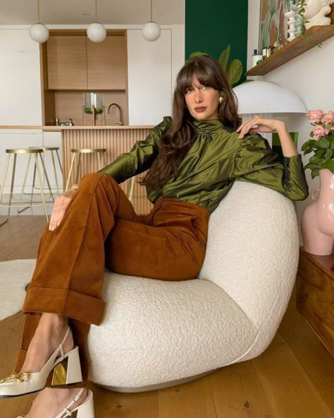 Wide Leg Corduroy Pants, Styling Wide Leg Pants, Cozy Oversized Sweaters, French Outfit, Pants Corduroy, Elegant Dresses Classy, Romantic Outfit, Wear Green, December 13