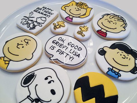 Charlie Brown Birthday | Flickr - Photo Sharing! Charlie Brown Birthday, Charlie Brown Birthday Party, Bolo Snoopy, Peanuts Birthday Party, Snoopy Birthday Party, Snoopy Cake, Peanut Cake, Peanuts Birthday, Snoopy Party