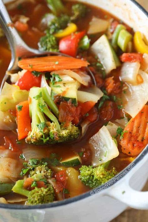 Vegetable soup in bowl with silver ladle Fedtforbrændende Mad, Weight Watchers Soup, Resep Diet, Detox Soup, Soup Diet, Vegetable Soup Recipes, Veggie Soup, Vegetarian Soup, Healthy Vegetables