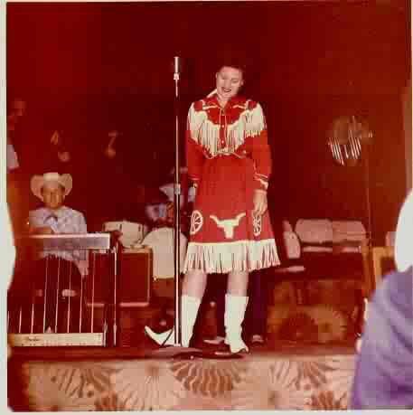 The much loved Patsy Cline in the 1950s wearing a fabulous red fringed western shirt and skirt Patsy Montana, Pasty Cline, Dottie West, Vintage Western Wear, I Fall To Pieces, Patsy Cline, Cowgirl Outfit, Into The West, Cowboy Birthday