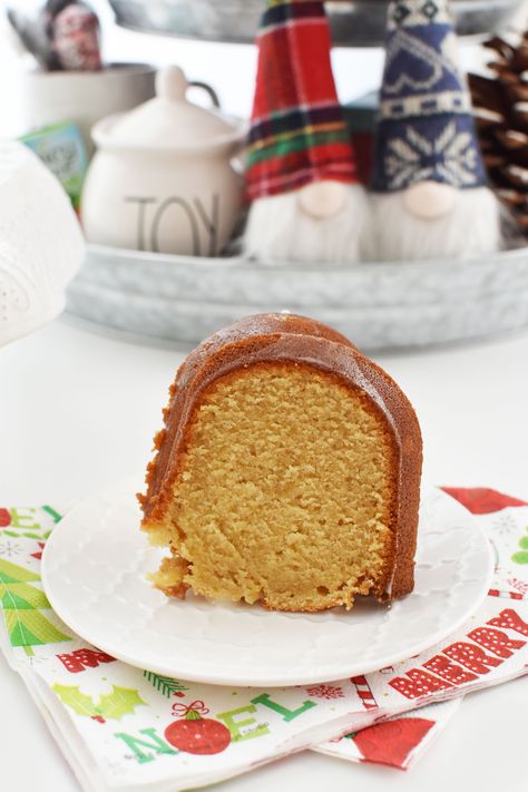 Apple Juice Bundt Cake. A deliciously moist apple-flavored pound cake baked until golden brown in a bundt pan. via @savvysavingcoup #Ad #juicyjuice #juicyjuicecrew Dense Cake Recipe, Recipe With Apple, Apple Bundt Cake Recipes, Apple Juice Recipe, Christmas Cake Recipe, Apple Bundt Cake, Christmas Cake Recipes, Apple Cake Recipes, Bundt Cakes Recipes