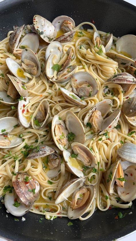 Angela Miley | Linguini & Clams 🤩 I tried clam pasta for the first time recently and loooved it! RECIPE ⬇️ 1. Clean 1lb of littleneck clams by putting… | Instagram Littleneck Clams, Clam Pasta, Best Seafood Recipes, Easy Healthy Recipes, Healthy Cooking, Seafood Recipes, I Tried, Seafood, First Time