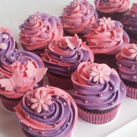 Chocolate cupcakes with pink and purple buttercream icing Cupcakes Butterfly Decoration, Bratz Cupcakes, Pink And Purple Desserts, Pink And Purple Birthday, Cupcakes Purple, Pink And Purple Birthday Decorations, Pink Purple Cake, Pink Icing Cupcakes, Cupcakes Pink