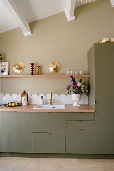 Interior Design Project at l'île d'Yeu.  Photo : @sophiemasiewiczedito Peinture @argilepeinture vert de moneteau Bougeoirs @maisonsarahlavoine Decor Salon, Kitchen Finishes, Kitchen Colour Schemes, Tidy Kitchen, Kitchen Cabinet Colors, Simple Kitchen, Kitchen Room Design, Kitchen Inspiration Design, Kitchen Color