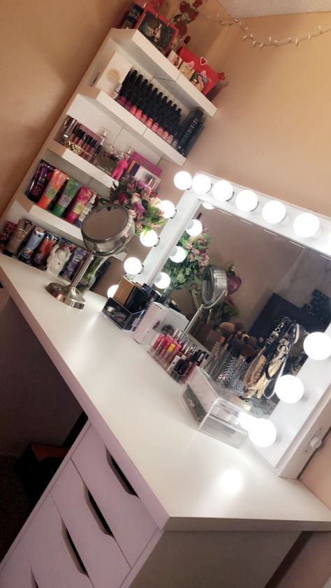 Vanity Setup In Bedroom, Cute Makeup Setups, Makeup Setup In Bedroom, Aesthetic Vanity Setup, Makeup Studio Setup, Get Ready Room, Studio Setup Ideas, Small Moody Office, Gym At Home Ideas