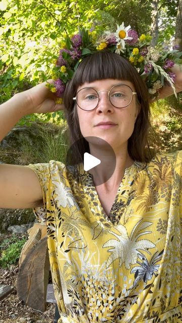 Kerstin Neumüller on Instagram: "During one day per year the knowledge of how to braid a flower crown goes from “virtually unnecessary” to “of utmost importance” here in Sweden and that day is midsummer. This is how I make one using only wildflowers, no metal wire or sewing thread needed. Glad midsommar!" Swedish Midsummer Flower Crown, Wildflower Crown, How To Braid, Wire Flowers, That Day, Sewing Thread, Metal Wire, Flower Crown, A Flower