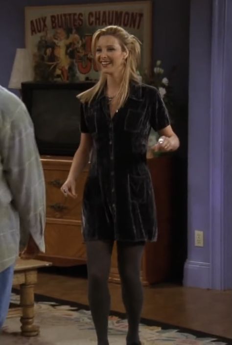 Phoebe - Friends Phoebe Dress Friends, Phoebe Friends Outfits Season 1, Pheobe Buffay Outfits 90s, Dress Like Phoebe Buffay, Phebeo Buffay Style, Phoebe Outfits Friends, Friends Outfits 90s Phoebe, Phoebe Buffet Outfits, Pheobe Outfits Friends