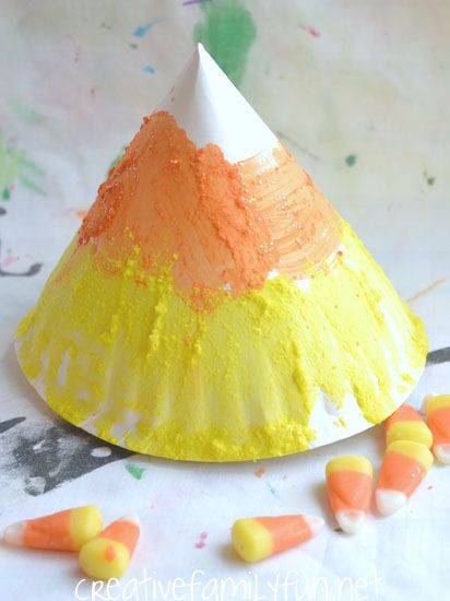 Make this simple Halloween craft for kids: Candy Corn Paper Sculptures Candy Corn Craft, Preschool Halloween Activities, Corn Craft, Candy Corn Crafts, Halloween Activities Preschool, Preschool Crafts Fall, Teaching Crafts, October Crafts, Preschool Fall