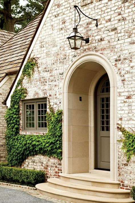 Lime Wash Brick, Painted Brick House, White Wash Brick, Pintura Exterior, Brick Exterior House, Exterior Makeover, Casa Exterior, Brick Facade, Big House