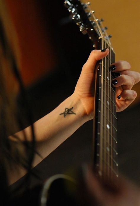 Avril Lavigne Tattoo, Avril Lavigne Aesthetic, Tattoo Guitar, Pop Punk Aesthetic, Valentine Music, Avril Lavigne Photos, Punk Aesthetic, The Pretty Reckless, Under My Skin