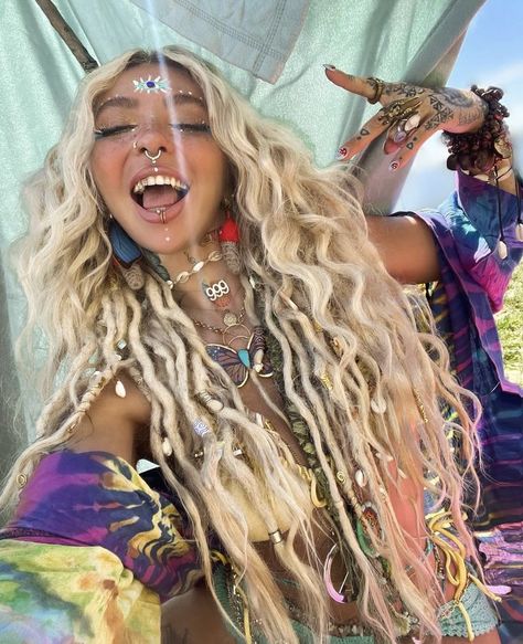 Hippy girl dreadlocks Shanin Blake Aesthetic, Hippie Curly Hair, Shambhala Outfits, Types Of Dreads, Half Head Dreads, Hippie Rave Outfits, Swim Hairstyles, Synthetic Dreads Hairstyles, Boho Dreads