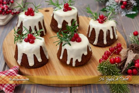 Mantel Decorating, Christmas Cake Designs, Holiday Mantel, Small Cakes, Christmas Homescreen, Christmas Food Desserts, Xmas Food, Christmas Cupcakes, Christmas Cakes