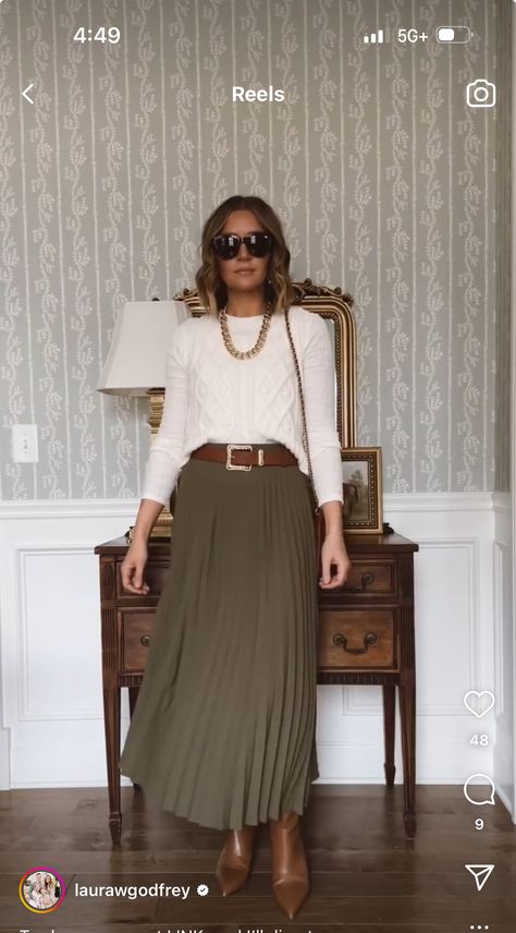 Suede Skirt Outfit Fall, Khaki Skirt Outfits, Vintage Skirt Outfit, Suede Skirt Outfit, Ladylike Outfits, French Inspired Fashion, Skirt Outfit Fall, Green Pleated Skirt, Skirt Outfits Fall