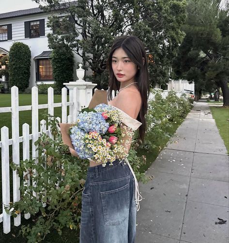 Julia Ma, Grp Port, Flower Photoshoot, Bratz Inspired Outfits, Instagram Baddie, Flowers Instagram, Instagram Flowers, Outfit Korean, Selfie Ideas Instagram