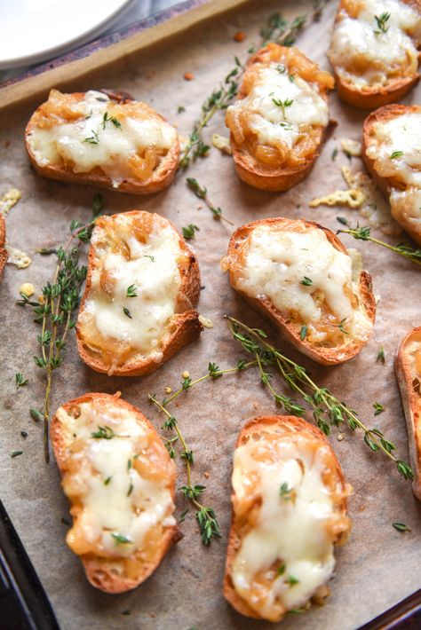 Bruschetta Toast, Crostini Appetizers, Crostini Recipes, Small Appetizers, Crowd Pleasing Appetizers, Food Projects, Yummy Comfort Food, The Soup, Onion Recipes