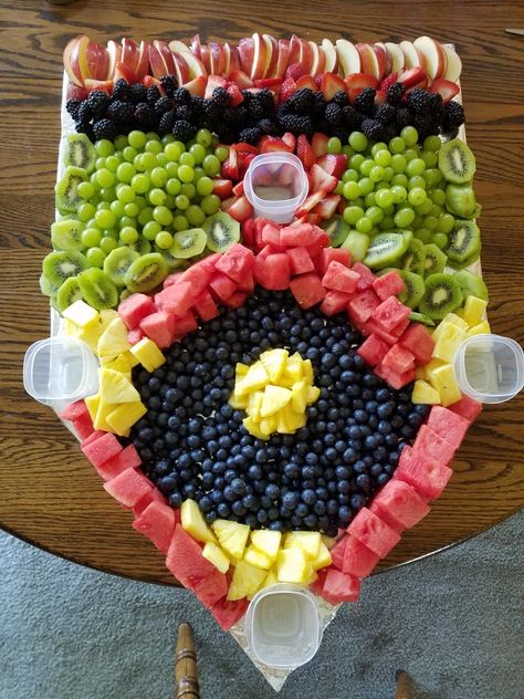 Softball field fruit tray for graduation party. Softball Party Food Ideas, Baseball Fruit Tray Ideas, Softball Veggie Tray, Baseball Fruit Tray, Fruit Baseball Field, Snacks To Take To The Ball Field, Baseball Themed Fruit Platter, Baseball/softball Birthday Party, Yankees Birthday Party