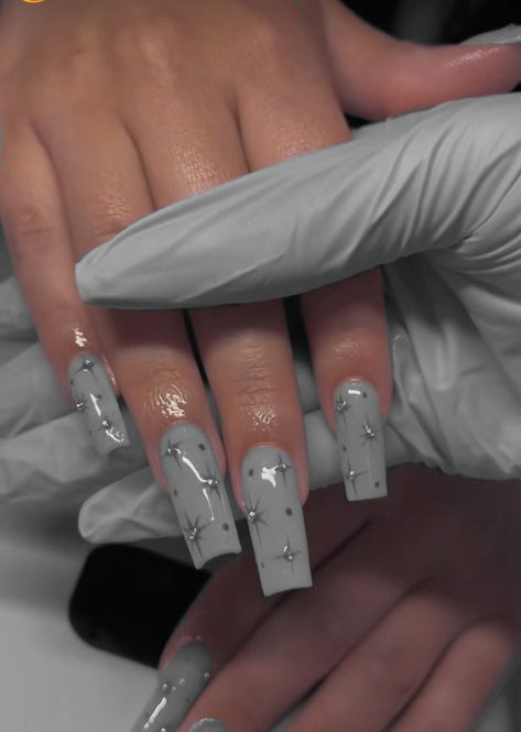 Short Nail Designs Gray, Square Acrylic Nails Gray, Grey Valentine Nails, Black White And Gray Nails, Grey Nail Inspo Acrylic, White And Grey Nails, Gray Nail Ideas, Gray Nails With Design, Gray Nails Acrylic