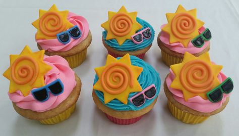 Pool Themed Cupcakes, Pool Party Cupcakes Girl, Splash Cupcakes, Beach Theme Cupcakes Birthday, Summer Birthday Cupcakes, Pool Party Cupcake Ideas, Summer Party Cupcakes, Pool Party Theme Birthday, Pool Party Cupcakes