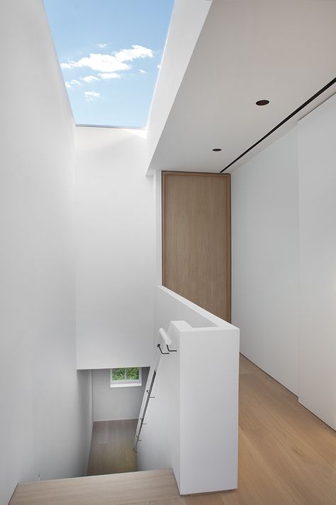 Skylight Staircase, Minimal Staircase, Brooklyn Townhouse, White Staircase, Pregnant Photo, Townhouse Interior, Architectural Design Studio, New York Loft, Small Modern Home