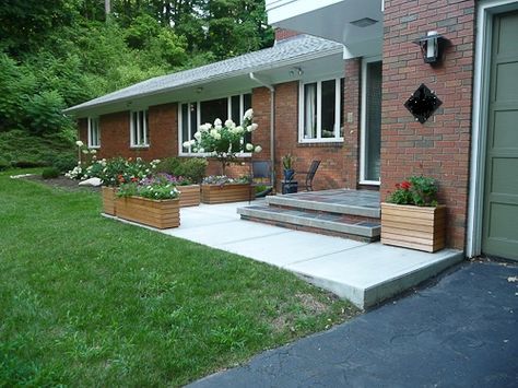 Midcentury modern porch entry w/ multi colored slate tile landing & step. Mid Century Modern Front Porch, Porch Ideas Entrance, Concrete Front Porch, Modern Front Porches, Exterior Entrance, Front Door Steps, Porch Kits, Modern Porch, Entrance Lighting