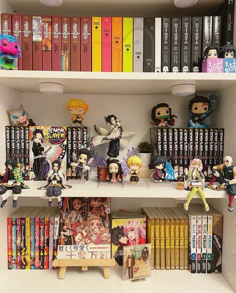 Anime Figures Collection Display, Manga Shelf Ideas, Manga Room Decor, Anime Organization, Manga Organization, Manga Display, Manga Core, Otaku Room Aesthetic, Manga Shelving