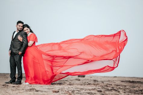 Pre Wedding Poses In Saree, Pre Wedding Photoshoot Beach, Marriage Photoshoot, Pre Wedding Photoshoot Props, Indian Bride Poses, Indian Bride Photography Poses, Indian Wedding Poses, Pre Wedding Photoshoot Outfit, Pre Wedding Videos