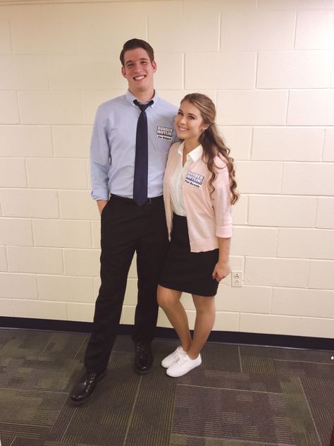 Pam Beesly Costume, The Office Phone Wallpaper, Jim Halpert And Pam, The Office Costumes, Office Costumes, Cool Couple Halloween Costumes, Original Halloween Costumes, Pam Beesly, Office Halloween Costumes