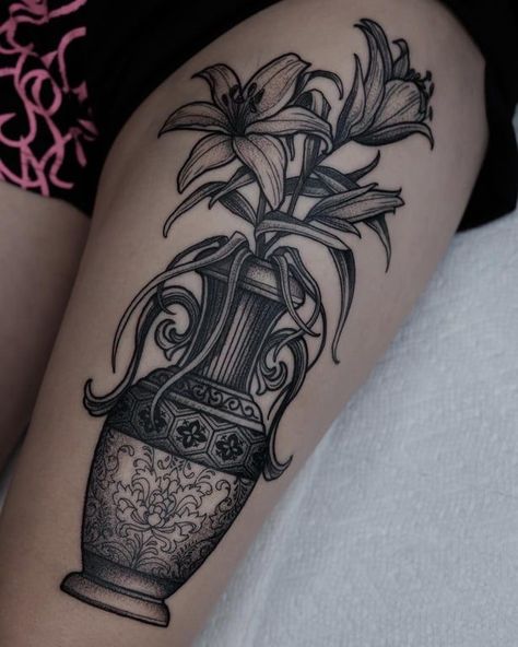 Vase Tattoo, Prison Tattoos, Lily Tattoo, Tattoo Project, Back Tattoo Women, Black Ink Tattoos, Dope Tattoos, Tattoo Design Drawings, Creative Tattoos