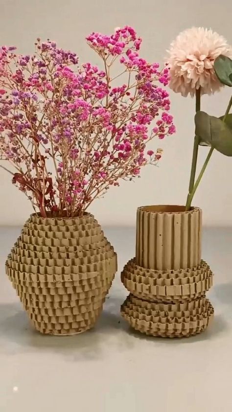 Cardboard Flower Pot, Easy Cardboard Crafts, Cardboard Craft, Cardboard Rolls, Art Carton, Craft Home, Diy Recycle, Diy Vase, Craft Handmade