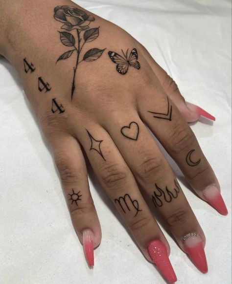 Full Hand Tattoos For Women, Girly Hand Tattoos, Blitz Tattoo, Tattoo Main, Simple Hand Tattoos, Cute Finger Tattoos, Small Finger Tattoos, Petit Tattoo, Finger Tattoo For Women