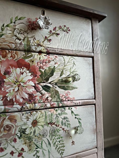 Lovely furniture makeover by Jill's Creations Using the floral Elysium transfer. Iod Transfers On Furniture, Transfers On Furniture, Floral Painted Furniture, Iod Transfers, Created To Create, Next Furniture, Furniture Flip, Decoupage Furniture, Iron Orchid Designs