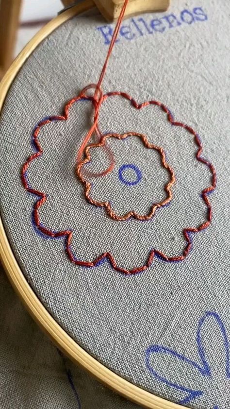 embroidery.video on Instagram: @tejiendo_raices #embroidery #embroideryart #embroiderydesign #tutorial #handembroidery #embroider #embroideryhoop #hoopart… Embroidery Hoop Art Tutorial, Diy Embroidery Flowers, Round Flowers, Embroidery Video, Jacobean Embroidery, Simple Hand Embroidery Patterns, Embroidery Stitches Beginner, Hanging Diy, Ribbon Embroidery Tutorial