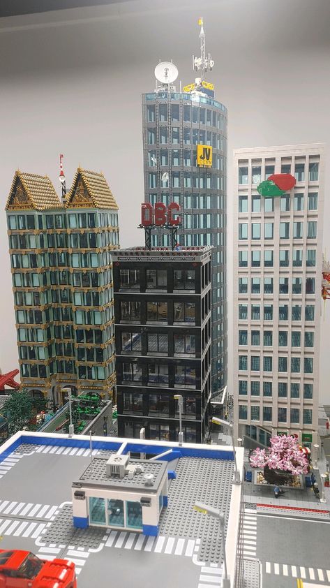 Lego Skyscraper Moc, Lego City Moc, Lego Skyscraper, Anti Venom, City Ideas, Big Lego, Hot Halloween, Lego Buildings, Lego Display