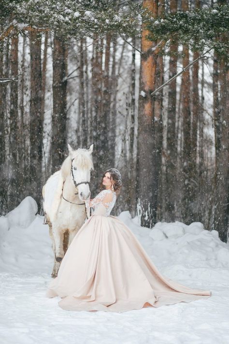 Winter Quince Photoshoot, Winter Quinceanera Photoshoot, Snow Quinceanera Pictures, Winter Wedding Aesthetic Snow, Winter Fairytale Photoshoot, Royal Photoshoot Ideas, Snow Wedding Dress, Winter Quinceanera, Quince Picture Ideas